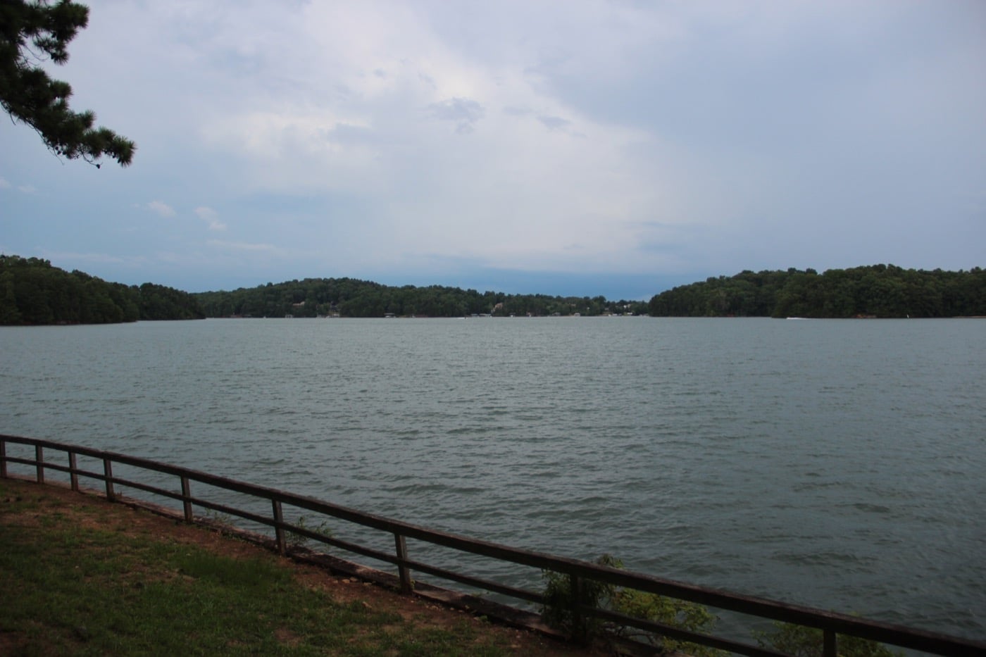 23-year-old dies after slipping off dock at Lake Lanier