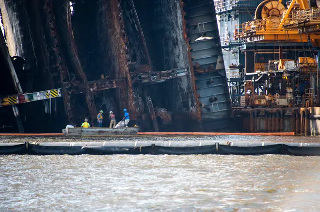 Crews prepare to lift section of Golden Ray shipwreck onto dry-dock