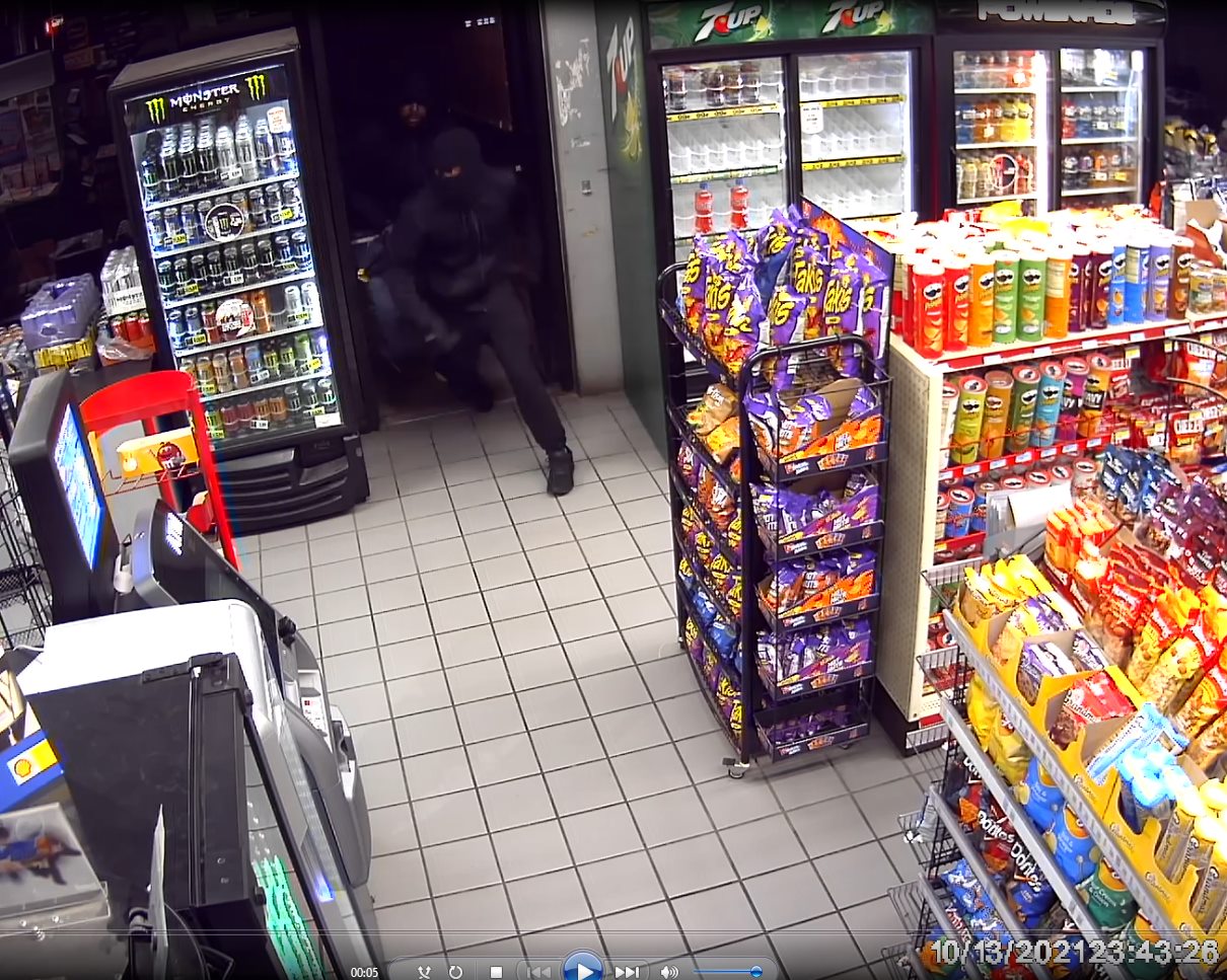 Bartow authorities search for men who robbed Shell station
