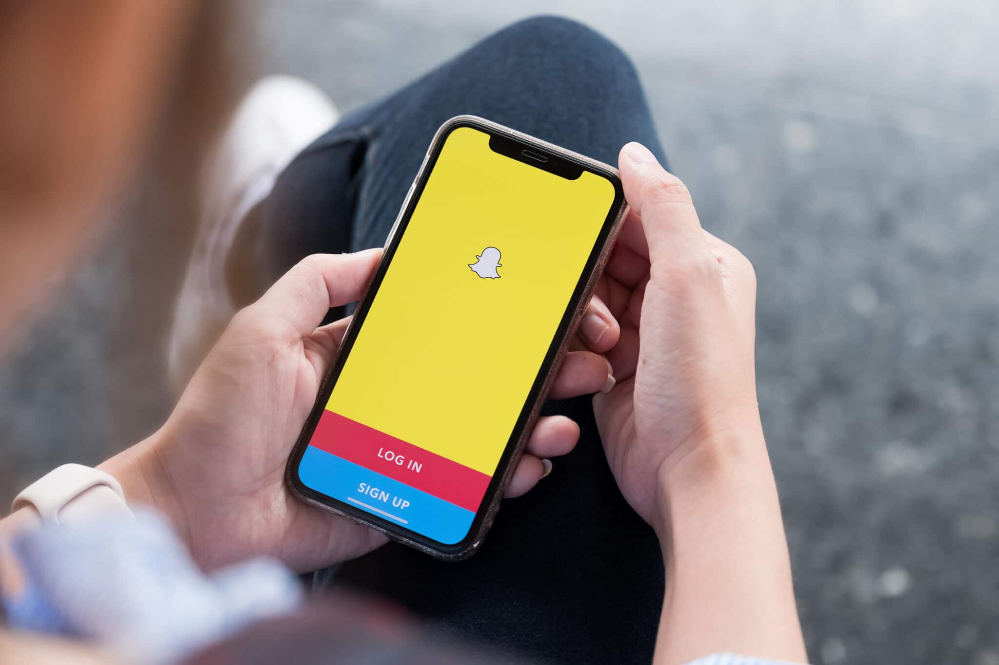 In 2015, Christal McGee, then 19, was using Snapchat’s speed filter to photograph herself driving at a high speed. McGee was using the app’s speed filter to shoot a selfie when she crashed into another vehicle driven by Wentworth Maynard, who suffered serious injuries. The crash happened in Spalding County around 10:15 pm. Maynard spent weeks in a local hospital, suffering from traumatic brain injuries. 