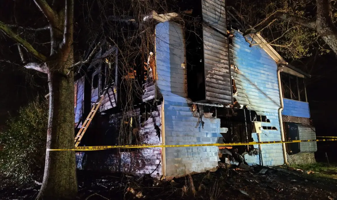 Late night fire claims life of man in Gwinnett County