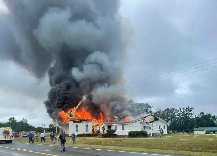 Georgia pastor back behind pulpit after church fire