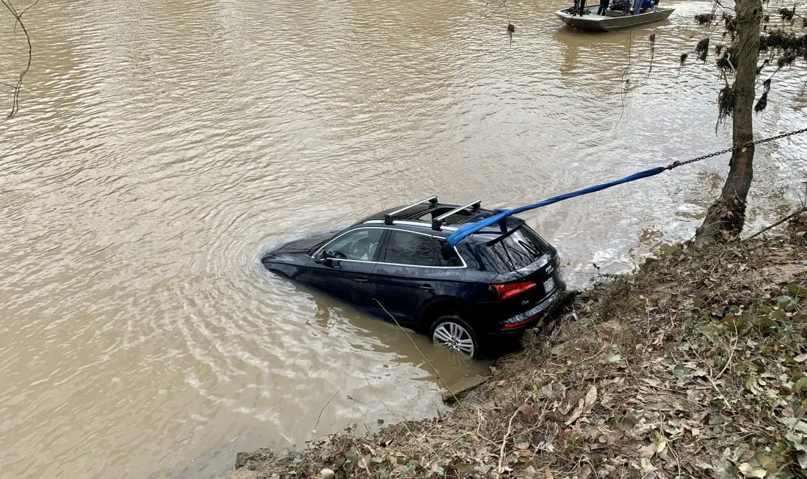 Photos: Divers recover vehicle that sank in the Chattahoochee River