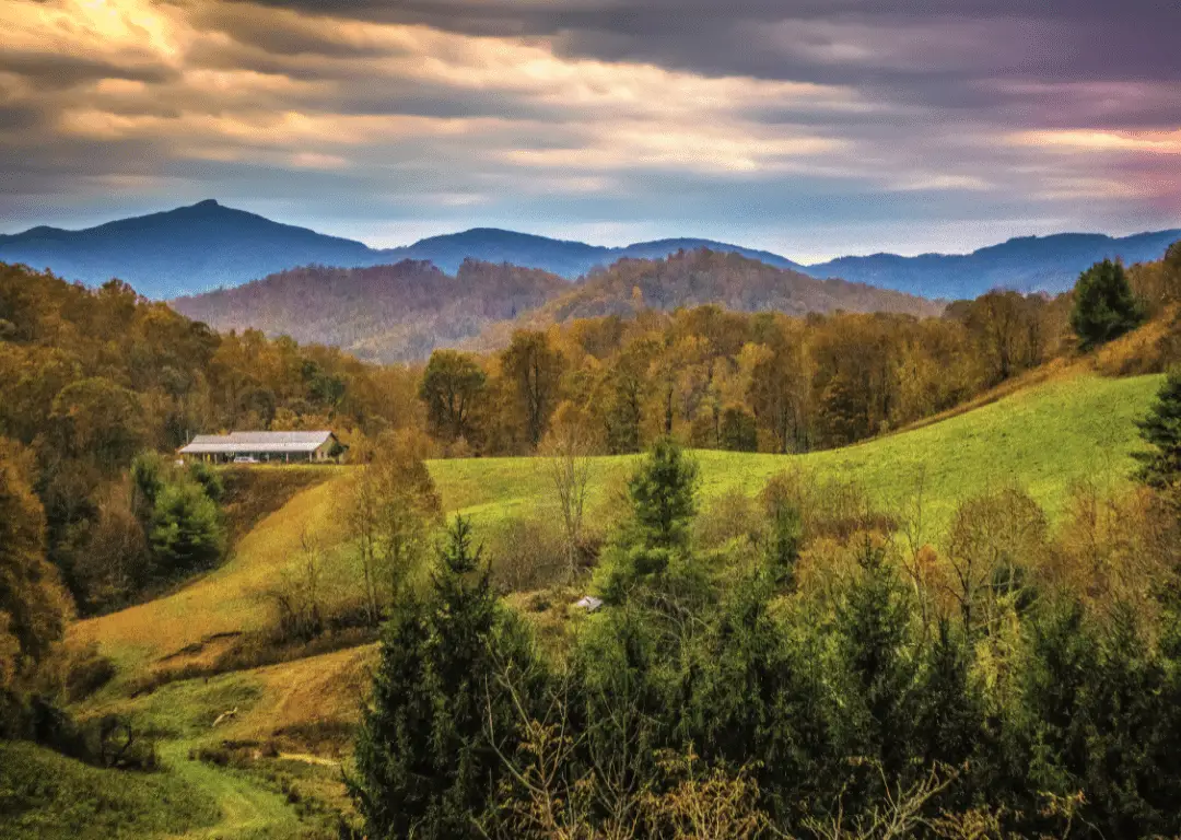 Stacker ranked over 900 counties in the 10 coldest states in the continental U.S. to find the warmest based on average temperature between May 2022 and April 2023, citing National Centers for Environmental Information data.