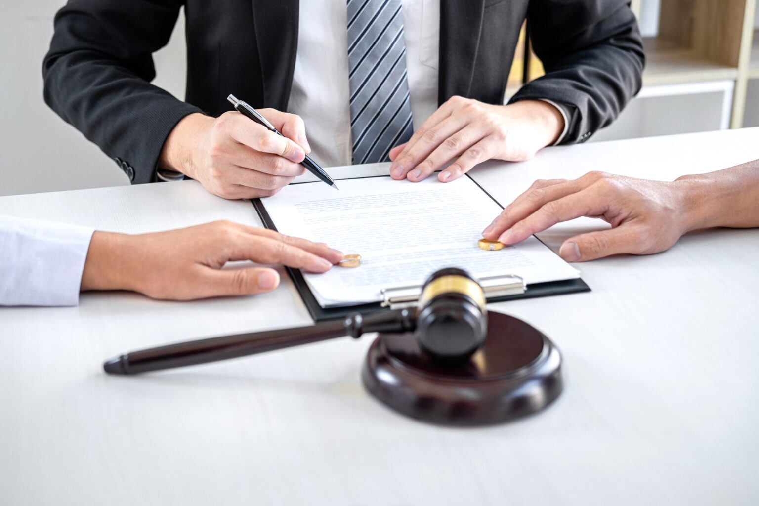 Why Couples Should Hire Lawyer For Divorce Cases