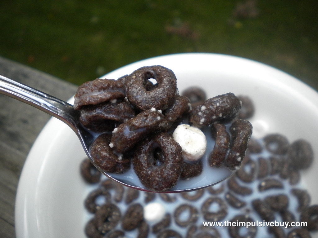 Oreo, the famous cookie brand, has once again won over its fans with a new cereal flavor: Mint Chip Oreo O’s. This new cereal has created excitement among cereal lovers and Oreo fans. With its mix of minty freshness and classic Oreo crunch, many consumers are already hoping this cereal will stay on store shelves permanently.