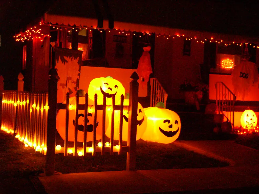 Alpharetta residents, it’s time to show off your spooky side. The Alpharetta Department of Public Safety has launched a Halloween House contest, inviting residents to showcase their Halloween decorations for a shot at the title of Alpharetta’s Spookiest Halloween House.