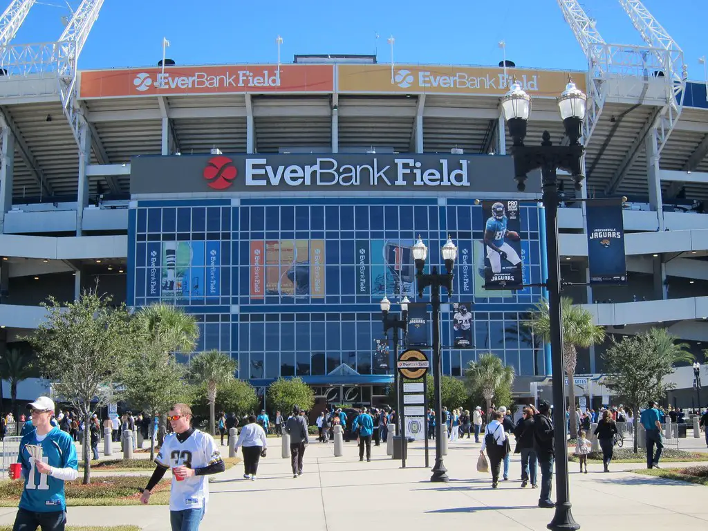 Videos of Jacksonville police physically confront fans during the Florida-Georgia game have ignited public outrage and led to an internal investigation. The Jacksonville Sheriff’s Office is examining the incidents, as calls for police accountability grow amid concerns over the use of force at such high-profile events.