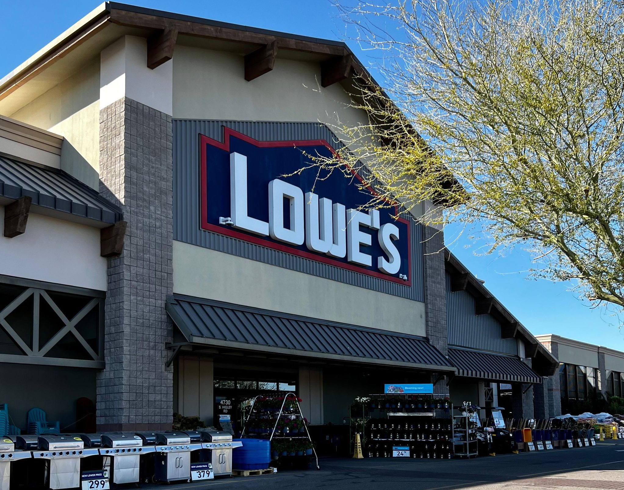 Shoppers at a Lowe’s in Macon had a frightening morning when gunfire broke out in the store’s parking lot.