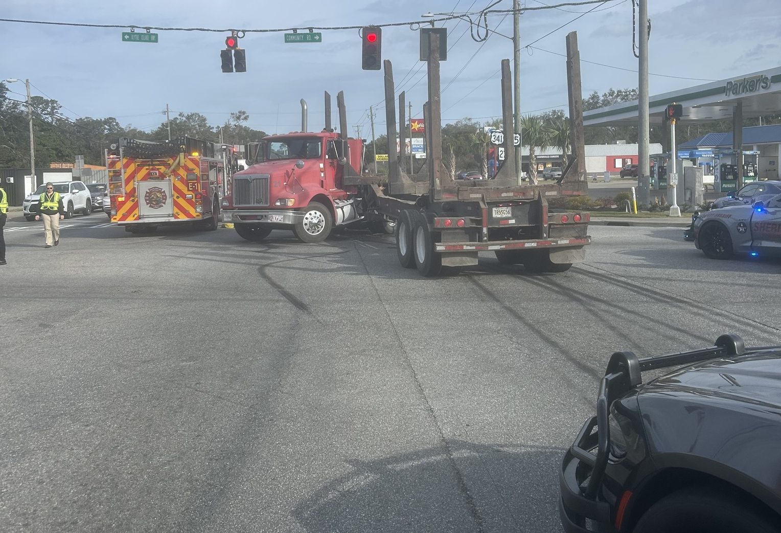 A jackknifed tractor-trailer has blocked the intersection of Highway 341 and Highway 303 in Glynn County, causing significant traffic delays during the Tuesday morning commute.