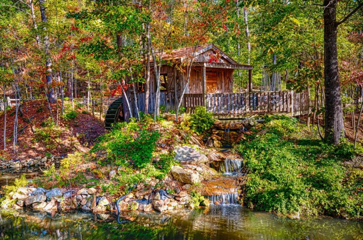 Villa Rica, Georgia, a small town just 35 minutes west of Atlanta, offers visitors a blend of outdoor recreation, historical sites, and unique attractions centered around its gold mining heritage.