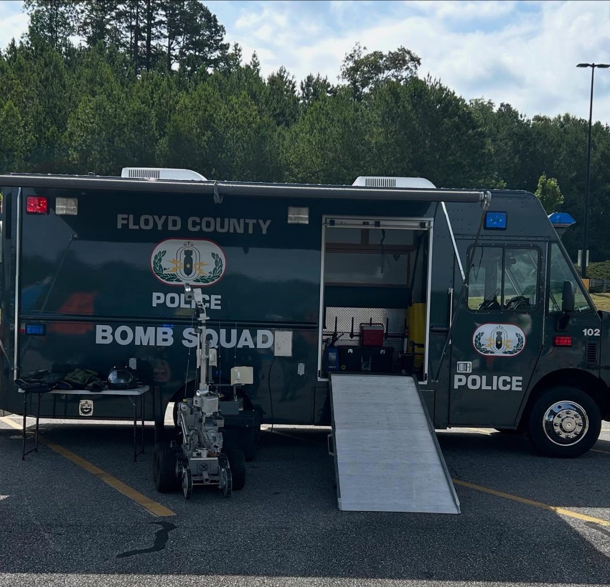 🚨 What’s Happening: Police uncovered a large amount of unstable explosives linked to two men, 56-year-old Daryl Stamey Sr. and 64-year-old Steven Gray. Gray faces 23 counts of manufacturing explosive devices after investigators found bomb-making materials at his home. The Floyd County Bomb Squad had no choice but to detonate the explosives in a controlled setting because storing them safely was impossible.