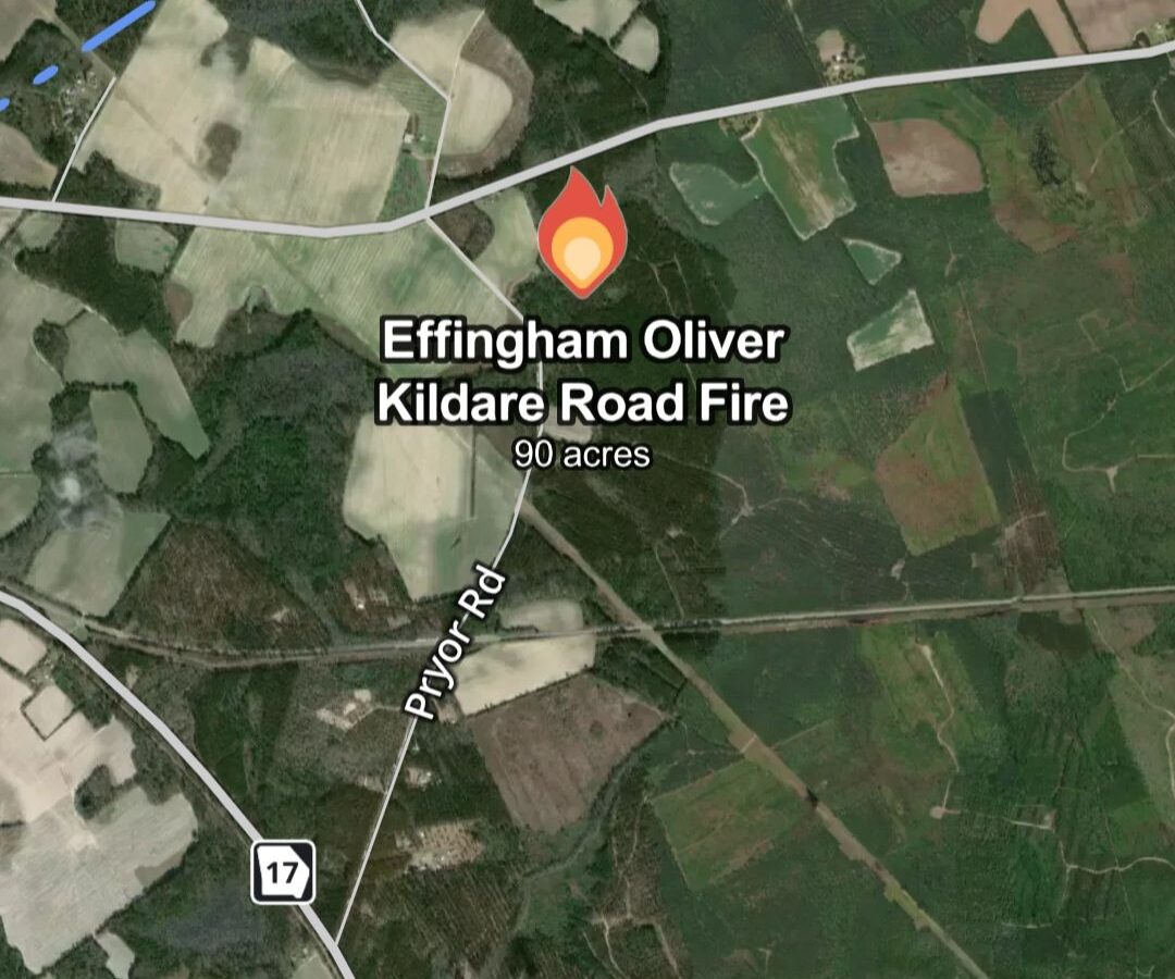 Satellite map showing the location of the Effingham Oliver Kildare Road Fire, covering 90 acres, near Pryor Road and Highway 17. The area includes a mix of forested and cleared land.