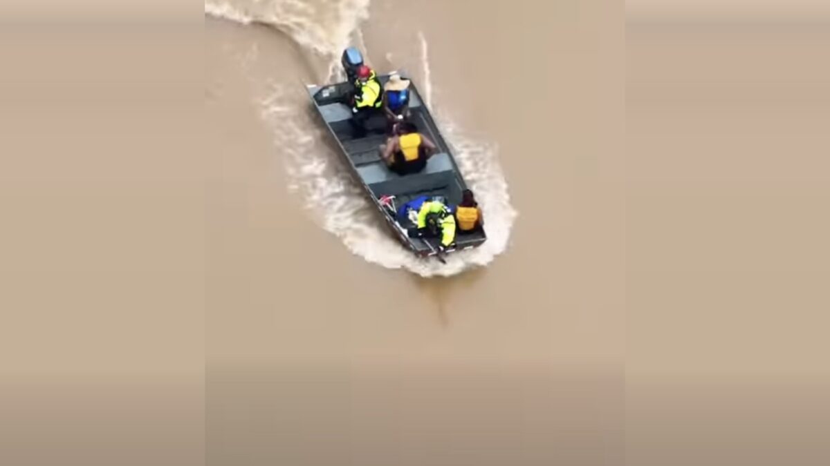 6 people were rescued from the Chattahoochee River after their raft broke away